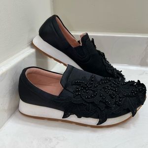 CASUAL BLACK SNEAKERS WITH BLACK
PEARLS FLORAL DETAILS